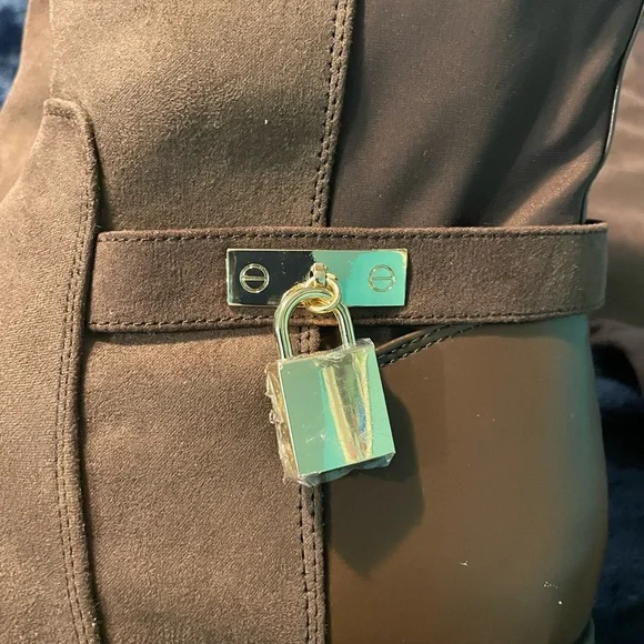 Women Flat Black and Brown Boots. Has never been worn. Comes over the knee. - Picture 4 of 6